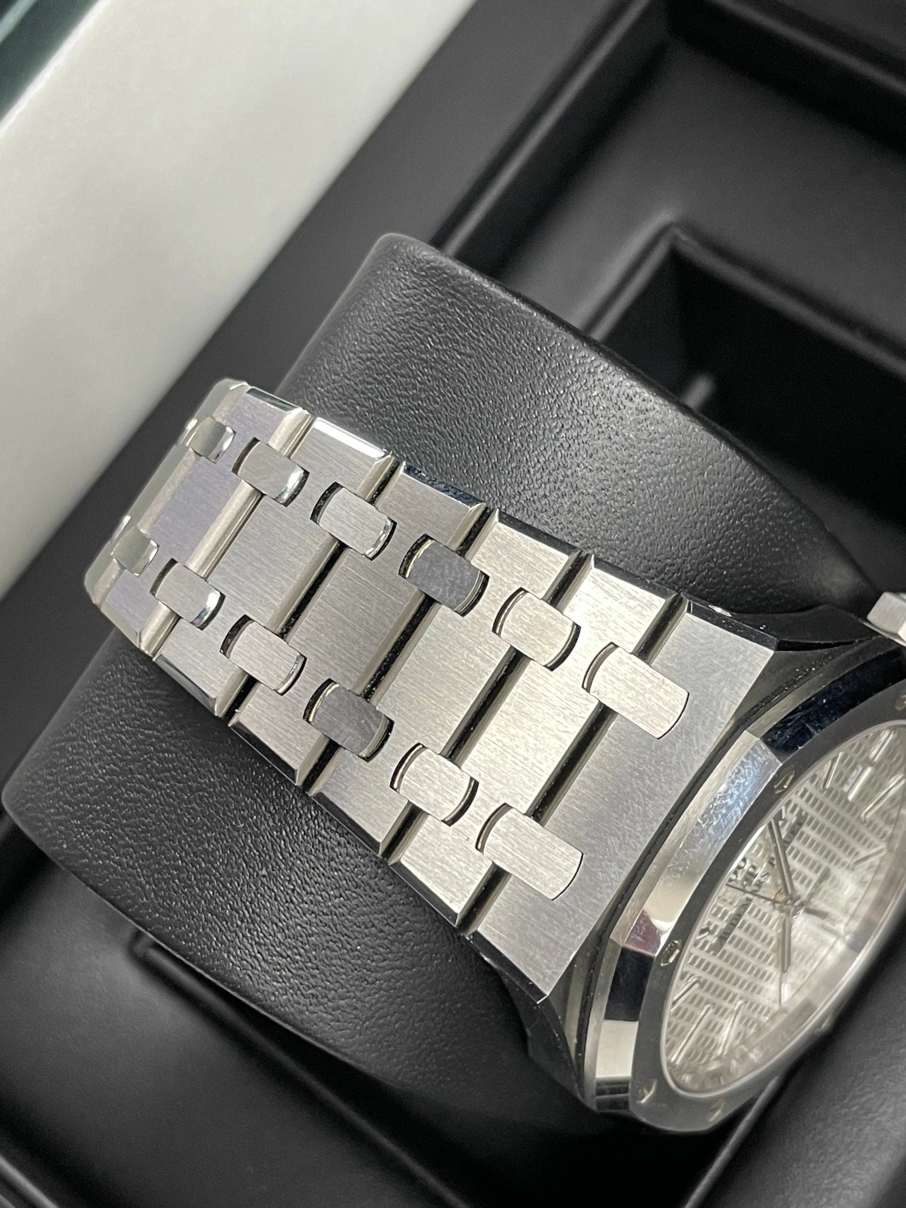2018 Audemars Piguet Royal Oak White 41mm Stainless 15400ST.OO.1220ST.02 Watch