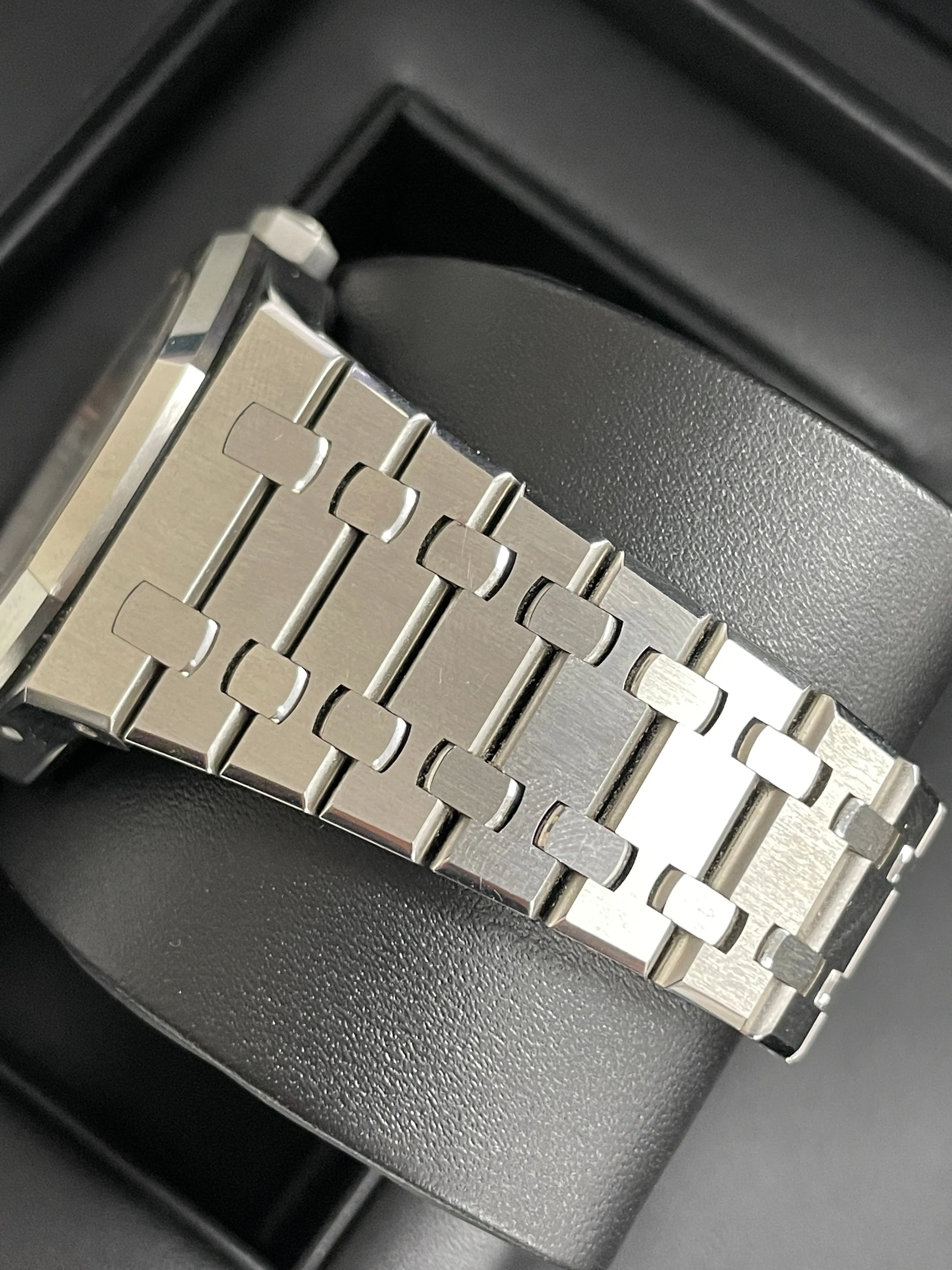 2018 Audemars Piguet Royal Oak White 41mm Stainless 15400ST.OO.1220ST.02 Watch