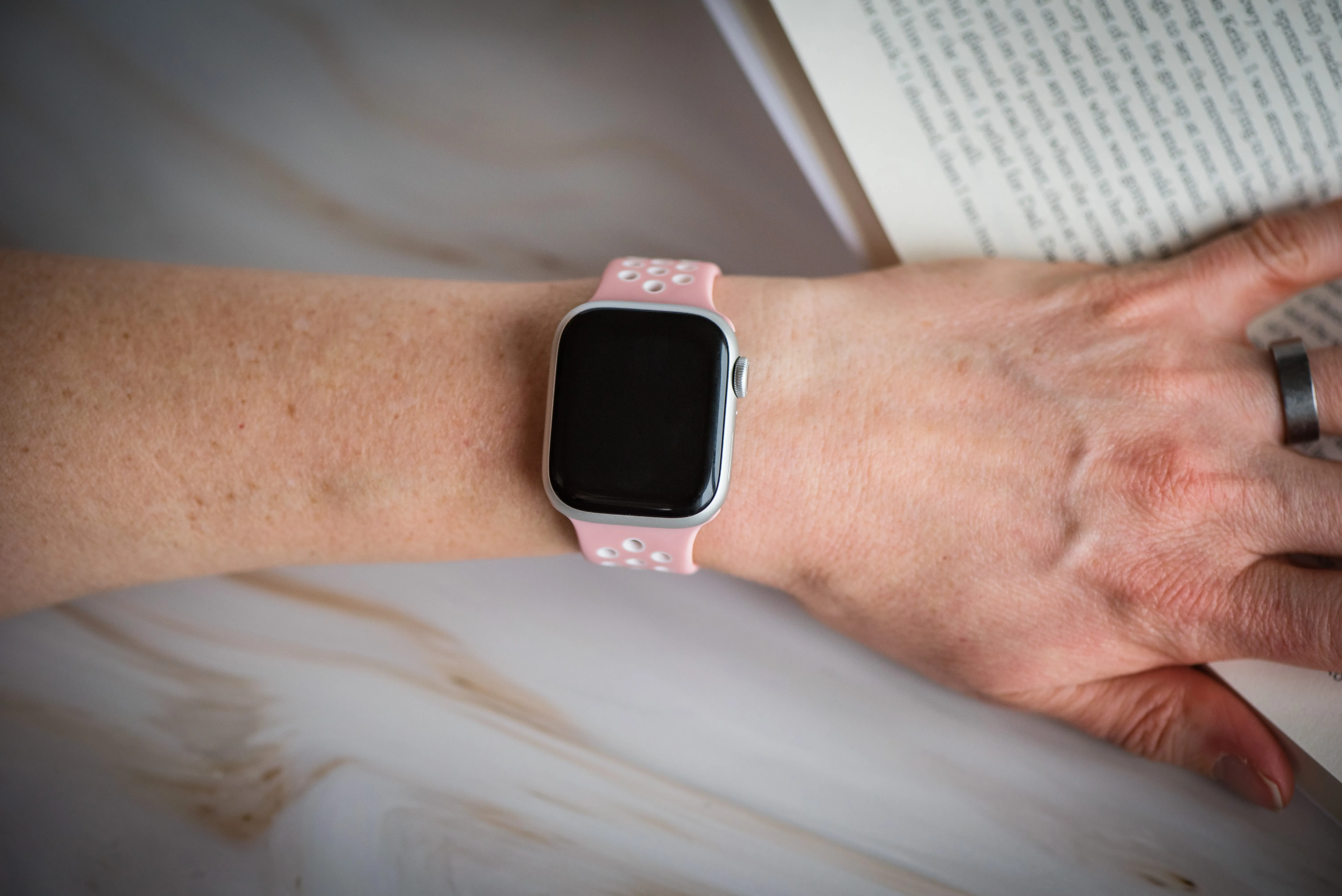 Apple Band - Silicone Sport Buckle - Pink & White
