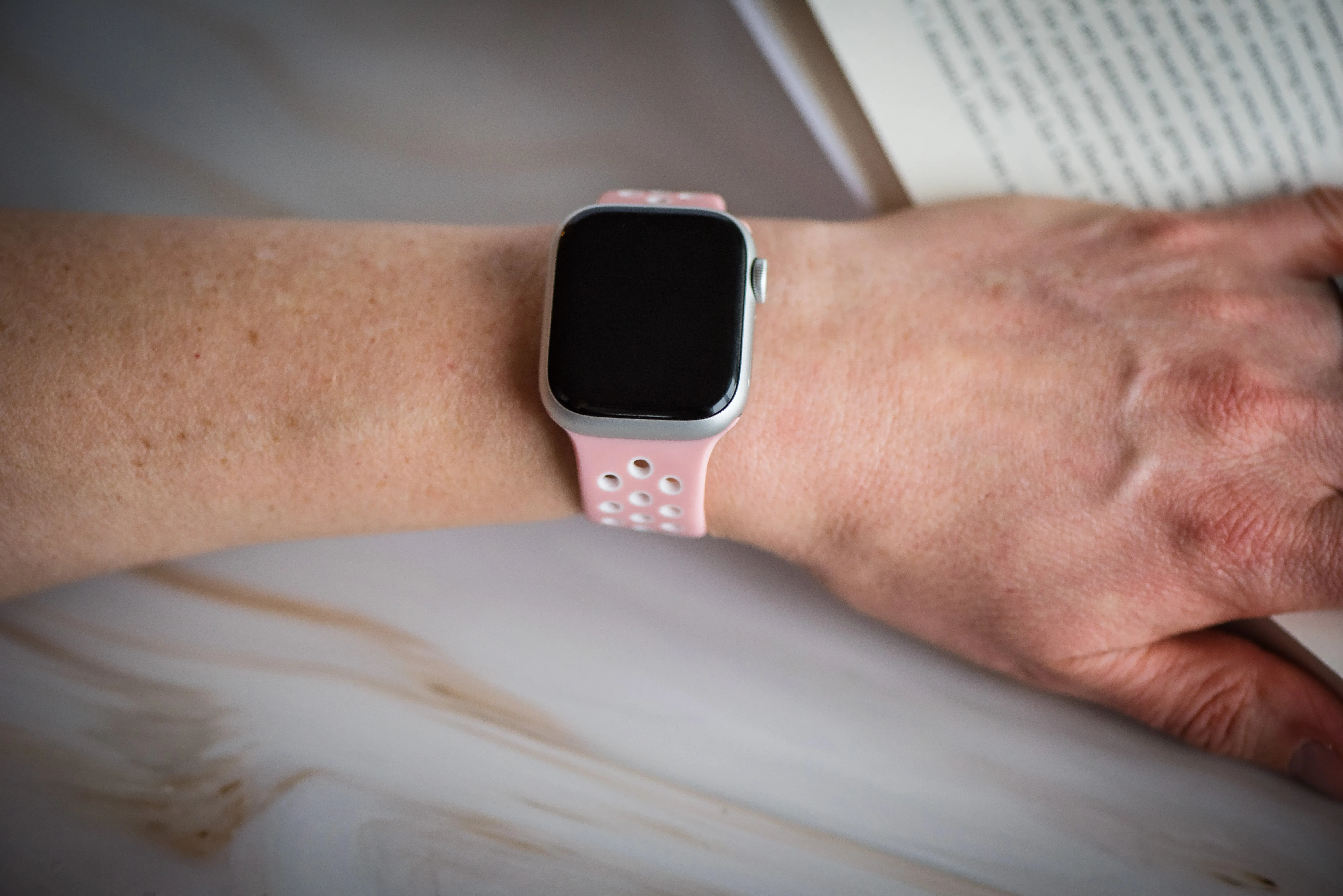 Apple Band - Silicone Sport Buckle - Pink & White