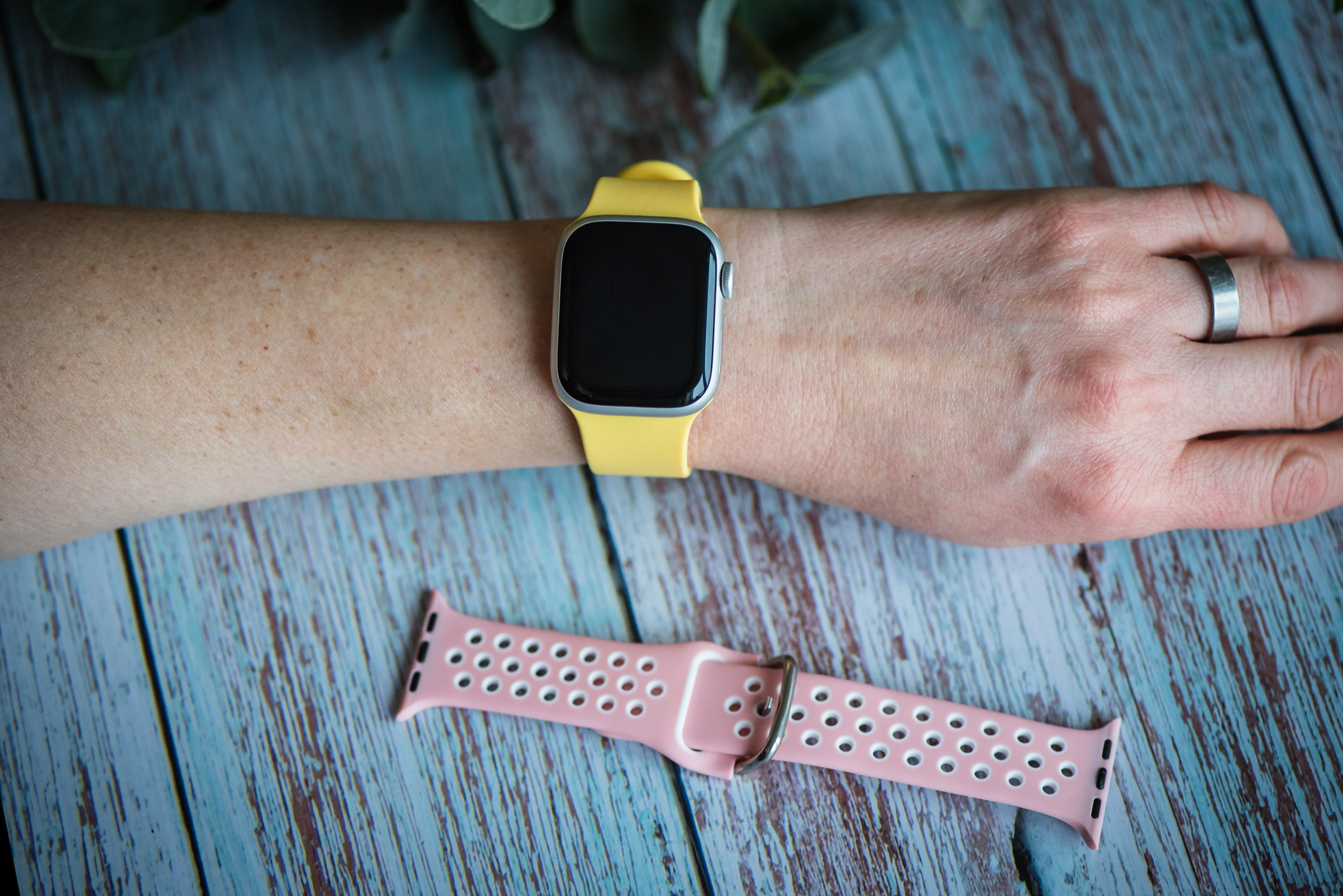 Apple Band - Silicone Sport Buckle - Pink & White