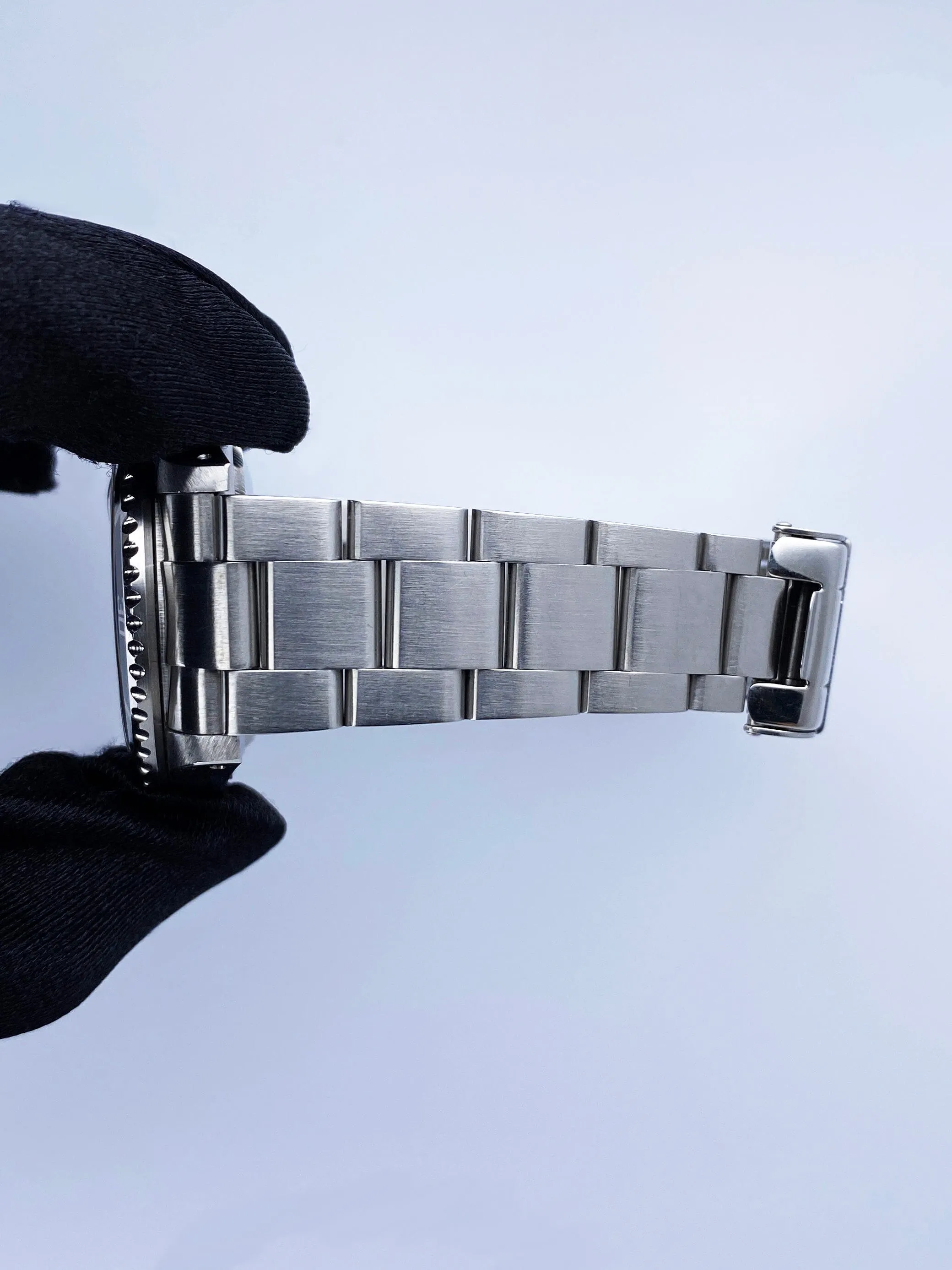 Rolex Submariner Date 16610 Mens Watch Box Papers