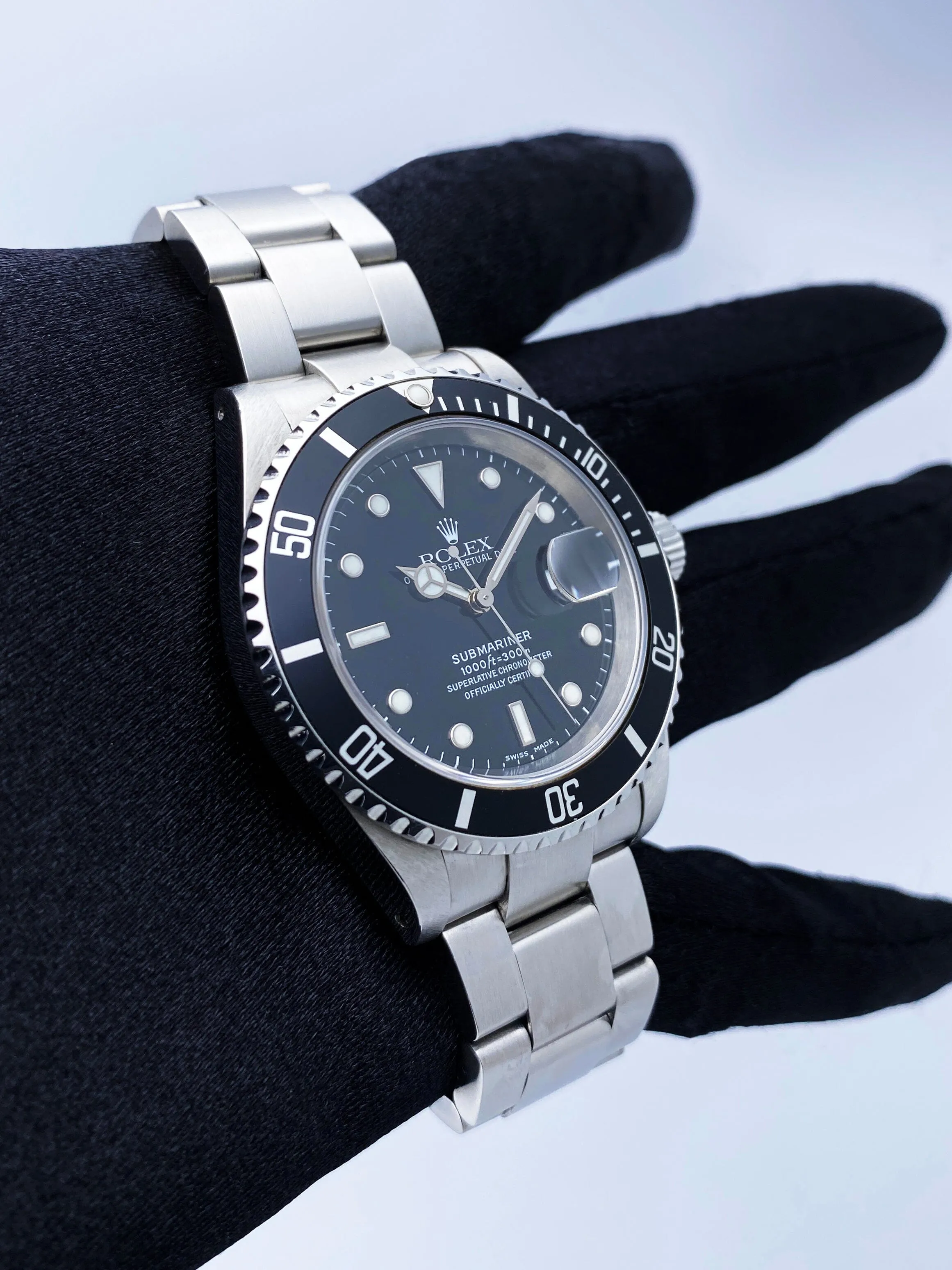 Rolex Submariner Date 16610 Mens Watch Box Papers