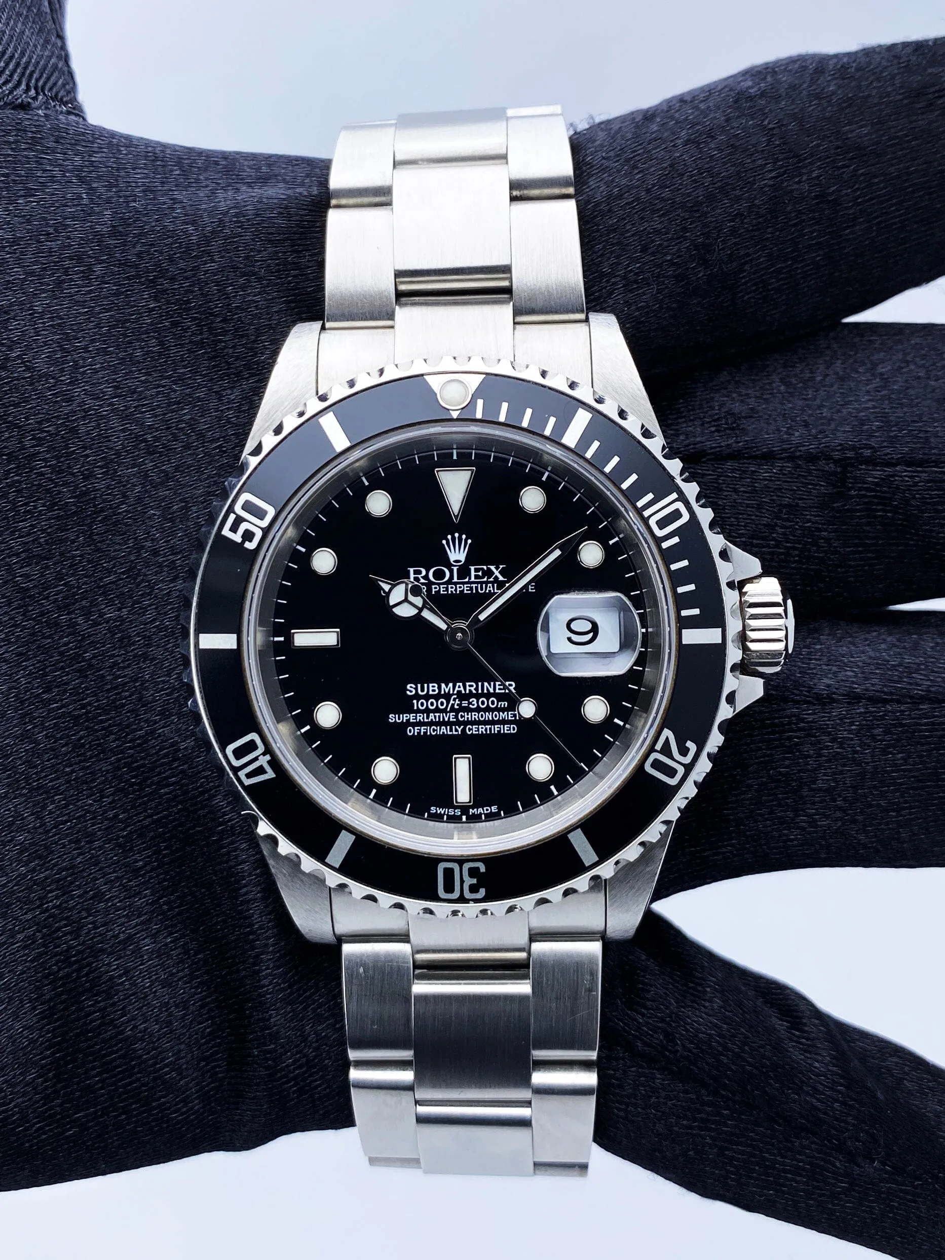 Rolex Submariner Date 16610 Mens Watch Box Papers